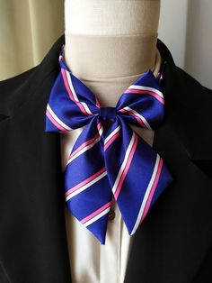 The tie knot is an essential accessory for an elegant and refined look. with or without cameo. Dimensions: Height 13 cm - Width: 15.5 cm Even more themed jewelry and accessories in my store: https://www.etsy.com/fr/shop/UneHistoiredetemps Formal Butterfly Knot Bow, Elegant Bow Tie With Butterfly Knot, Elegant Bow With Butterfly Knot, Elegant Butterfly Knot Bow For Gift, Elegant Bow Ties For Gifts, Elegant Bow Ties As Gift, Elegant Bow Tie For Gift, Elegant Bow Tie Gift, Elegant Gift Bow With Ties