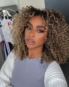 Blonde Highlights Curly Hair, Lola Rose, Blonde Curly Hair, Dyed Hair Inspiration, Curly Girl Hairstyles