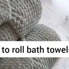 there is a sign that says how to roll bath towels