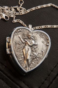 Necklaces Quinceanera, Antique Jewelry Silver, Cute Antiques, Vintage Silver Necklaces, Dream Jewelry Silver, Vintage Jewelry Silver, Vintage Silver Jewelry Antiques, Music Box Necklace, Vintage Necklace Antiques