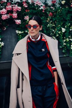 Track suit and trench coat look, pop of red outfit, red frames sunglasses, track suit outfit, street style fashion, edgy street look, Track Suit Outfit, Looks Adidas, Stockholm Fashion Week, Look Adidas, Coat Street Style, Retro Mode, Adidas Fashion, Cooler Look