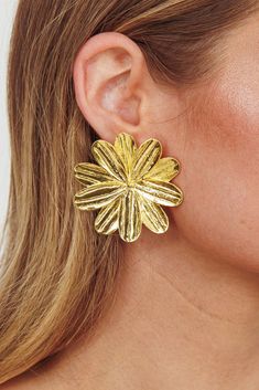 Drop stud earrings Daisy inspired design Embrace the beauty of blooming flowers with our stunning Lucid earrings. Inspired by daisy flowers, these earrings exudes springtime elegance. They are a must-have for any occasion from brunch with friends to romantic evening strolls. MATERIAL STAINLESS STEEL Cowboy Chic, Flower Earrings Gold, Veil Hairstyles, Concert Fits, Belt Purse, Romantic Evening, Daisy Flowers, Blooming Flowers, Garden Gifts