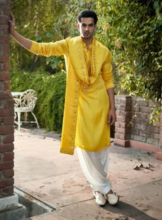 Shaadi Kurta For Men, Haldi Outfits Men, Yellow Kurta Men For Haldi, Men Haldi Outfit, Haldi Kurta For Men, Yellow Kurta Men, Kurta Design For Men, Mens Traditional Wear