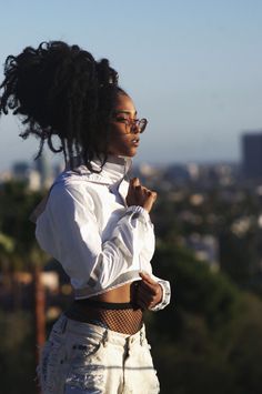 RobynHood's Closet, street style, afro natural hair, hairstyle, black girl stylin', round sunglasses, cropped top. Natural Afro Hairstyles, Pelo Afro, Girls Black, Mode Inspo, Beautiful Black Women, Black Beauty