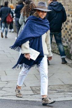 Scarf Outfit Fall, London Street Fashion, Gala Gonzalez, London Fashion Weeks, London Fashion Week Street Style, Emmanuelle Alt, Leopard Print Shoes, Scarf Outfit, Print Shoes