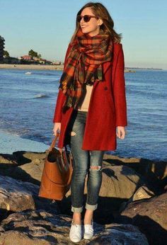 Red Coat Outfit, Mantel Outfit, Mode Mantel, Coat Outfit, Dress Well, Red Coat, Casual Work Outfits, Outfits Winter, Coat Outfits