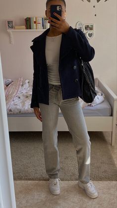 Vinter Mode Outfits, Trenchcoat Style, Grey Jeans Outfit, Aesthetic Overalls Outfit, Mode Zara, Overalls Outfit, Scandinavian Fashion