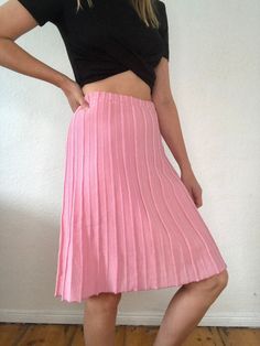 Very nice vintage midi pleated skirt in knit. With elastic waistband and pink underskirt. Size 42 (I hold them closer together at the back in the picture) 100% polyamide. Top condition Fold Skirt, Rose Ann, Pink Knit, Pleated Midi Skirt, Pleated Skirt, Womens Skirt, Bathing Beauties, Electronic Accessories, Elastic