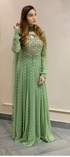 Long Gown Design, Anarkali Dress Pattern, Pakistani Dresses Casual, Long Dress Design, Beautiful Pakistani Dresses, Salwar Kamiz, Sleeves Designs For Dresses, Simple Pakistani Dresses, Beautiful Dress Designs