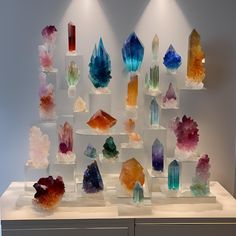 A beautiful display of vivid, colourful Crystals, Gemstones and Minerals for crystal display inspo. Crystal Display Ideas Rock Collection, Crystal Showcase, How To Display Crystals And Stones, Crystal Display Ideas, Gem Cave, Crystal Collection Display, Zen Decor Style, Luxury Unique Gemstone Geodes