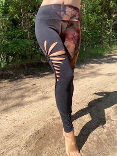 95%Baumwolle 5% Elasthan Pflanzliche Leggings Leggings blickdicht, bequem und einzigartig. Bei Fragen bitte einfach mailen. ABMESSUNGEN und verfügbare Größen Grösse 10/M Außen 240-90cm Schrittlänge 17cm - 27cm Taille / Gestreckt 58/82 -23in/32in Hüfte / Gestreckt 74/90 -29in/35in Um die bestellte Größe Leggings zu machen kann bis zu 3 Wochen dauern. Mit Liebe und Sonnenschein, Asterja Punk Braids, Fern Pattern, Hip Stretches, Cut Out Leggings, Womens Leggings, Black Tights, Outfits With Leggings, Women's Leggings, Favorite Outfit