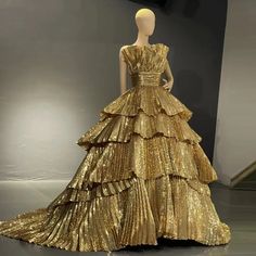 QUEENS DUBAI: Gold A-Line Layered Stage Dress - Costume Dress for Luxury Fashion Shows and Evening Elegance Goldprom Dresses, Green Embellished Dress, Quince Corset, Gold Ball Gown, Gold Dresses, Gown Gold, Mermaid Prom Dresses Lace, Mannequin Dress, Purple Prom Dress