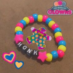 Clown Kandi Bracelet, Clowncore Kandi Bracelets, Matching Kandi Bracelets For Friends, Kandi Braclet Ideas, Cute Kandi Bracelets, Kandi Inspo Single, Clown Perler Beads, Clown Bracelet, Perel Bead