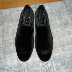 Size 9.5, Perry Ellis Velvet Loafers In Black. Never Been Worn. Slip-on Black Loafers For Galas, Black Almond Toe Slip-ons For Galas, Black Slip-on Loafers For Galas, Black Suede Loafers For Fall, Black Slip-on Loafers For Formal Events, Flat Dress Shoes With Leather Sole For Galas, Fall Gala Dress Shoes With Round Toe, Black Slip-ons With Leather Sole For Galas, Black Plain Toe Loafers For Fall