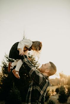 Family Christmas Photos 2020 | Home On Oak Christmas Tree Farm Family Photo Shoot, Christmas Shoot Outdoor, Family Christmas Pictures Tree Farm, Family Christmas Pictures Outdoor, Christmas Tree Farm Family Photos, Tree Farm Photos