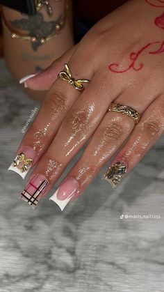 White Inspo Nails, Junk Nails Short, Blinged Nails, Set Nails, Vintage Nails, Faux Locs Hairstyles, White Acrylic Nails