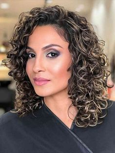 layered curly hair with blonde highlights Ear Length Hairstyles, Curly Hairstyles For Long Hair, Curly Hairstyles For Medium Hair, Cute Short Curly Hairstyles, Mens Short Curly Hairstyles, Layered Curly Haircuts, Curly Hair Dos, Curly Hair Ideas, Curly Cut