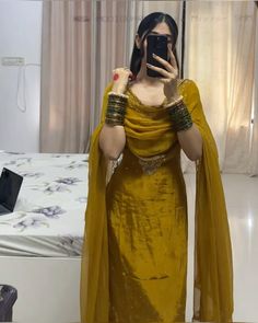 Suit Outfits For Women Indian, Desi Modern Outfits, Pakistani Wedding Suits For Women, Suit Ideas For Women Indian Wedding, Aesthetic Suits For Women Indian, Desi Dress Aesthetic, 80s Indian Fashion, Traditional Indian Outfits For Women