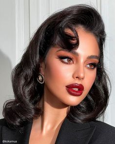 Red Lip Wedding Makeup 2025: Ideas, Expert Tips, and FAQs Vintage Glam Photoshoot, Vintage Glam Makeup, Great Gatsby Makeup, Old Hollywood Makeup, Gatsby Makeup, Retro Hairstyle, Soft Wedding Makeup, 1920s Glamour, Hollywood Curls