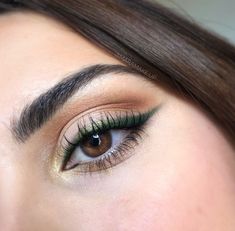 Green Eyeliner Brown Eyes, Green Makeup For Brown Eyes, Eyeliner Verde, Green Dress Makeup, Makeup Verde, Simple Prom Makeup, Prom Makeup For Brown Eyes, Green Eyeshadow Look, Maquillage On Fleek