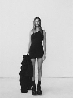 hailey rhode baldwin bieber wardrobe nyc collection campaign black white Hailey Bieber Photoshoot Studio, Hailey Bieber Studio Shoot, Hailey Bieber Poses, Wardrobe Nyc Hailey Bieber, Styling Photoshoot Ideas, Model Photoshoot Outfit Ideas, Vogue Studio Shoot, Fashion Model Poses Outdoor Photography, Poses For Editorial Shoot