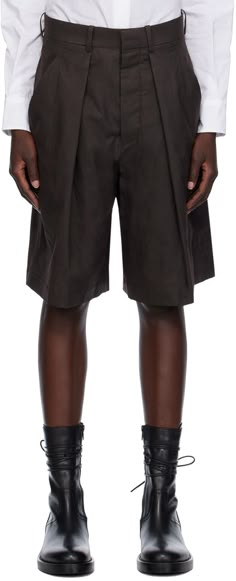 Plain-woven cotton shorts. · Wide-leg · Belt loops · Four-pocket styling · Button-fly · Pleats at front Supplier color: Dark brown Mens Pleated Shorts, Water Character, Chef Clothing, Shorts For Man, Army Shorts, Short Trousers, Trouser Shorts, Chef Clothes, Trousers Details