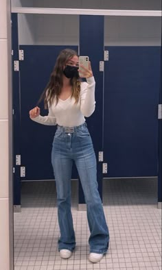 Flare Jeans Outfit Crop Top, Fits Flare Pants, Styling Blue Flared Jeans, Styles With Flare Jeans, Aesthetic Outfits Flare Jeans, Flare Jeans Formal Outfit, Blue Jean Flares Outfit, Flare Jeans With White Shirt, Fit Flare Jeans Outfit