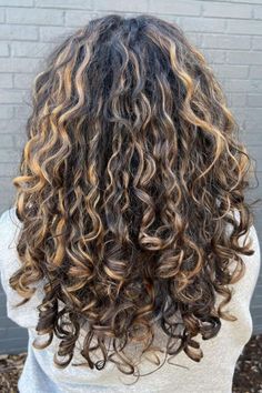 Ash Bronde Layered Curly Haircut Curly Hair With Highlights, Ash Blonde Hair With Highlights, Layered Curly Haircuts, Medium Length Curls, Curly Haircut, Light Curls