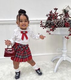 Toddler Christmas Outfit Girl, Kyla Klarke, Toddler Christmas Pictures, Toddler Girl Christmas Outfits, Christmas Pictures Kids, Angel Ideas, Xmas Pics, Christmas Family Photoshoot, Toddler Christmas Outfit