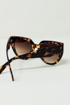 Elevate your everyday style with our Oversized Cat Eye Sunglasses in Tortoise Shell. These super flattering sunglasses feature a classic cat-eye shape with dark lenses and a wide rim, making them the perfect choice for any occasion. Crafted from durable 100% Polycarbonate material, these sunglasses meet the safety standards outlined in 21 CFR 886.5850.With a universal Size U fit, these sunglasses are designed to complement all face shapes. Whether you're heading to work, running errands, or simp Tortoiseshell Cat-eye Sunglasses With Gradient Lenses, Casual Tortoiseshell Cat Eye Sunglasses With Gradient Lenses, Polarized Leopard Print Cat Eye Sunglasses, Leopard Print Cat Eye Sunglasses With Gradient Lenses, Leopard Print Cat Eye Sunglasses With Uv Protection, Tortoiseshell Cat Eye Sunglasses With Gradient Lenses For Vacation, Tortoiseshell Cat Eye Sunglasses With Uv Protection For Vacation, Trendy Tortoiseshell Cat Eye Sunglasses With Uva Protection, Tortoiseshell Cat Eye Sunglasses With Uv Protection For Beach