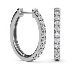 Estos glamurosos aretes tipo argolla tienen una hilera de deslumbrantes diamantes engarzados en punta engastados en oro lustroso. Asegurados con pestillos con bisagras, estos aretes de diamantes son perfectos para usar todos los días. Formal Diamond Huggie Earrings With Pave Setting, Wedding Huggie Earrings With Diamond Pave Setting, Dazzling Huggie Earrings With Pave Setting, Fine Jewelry Diamond Huggie Earrings With Single Cut Diamonds, Classic Diamond Huggie Earrings With Pave Setting, Classic Diamond White Huggie Earrings With Pave Setting, Luxury Brilliant Cut Diamond Huggie Earrings, Timeless Diamond Huggie Earrings With Pave Setting, Formal Diamond White Hoop Earrings With Pave Setting