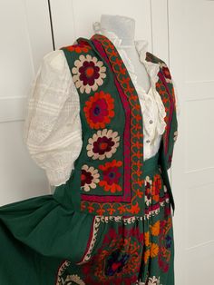 Gorgeous outfit containing a beautiful vest decorated with embroidery and a skirt also decorated with embroidery The outfit is in perfect condition, has a nice forest green color with colorful embroidery. Measurements for skirt Waist 70 /100 cm(elasticated) Length 99 cm Measurements for vest Distance between shoulders 44 cm Bust 94 cm Waist 94 cm The vest is fully lined size on label missing  Perfect condition. Lithuanian Culture Clothing, Oktoberfest Clothing, Skirt And Vest, Costume Beige, Tapestry Vest, Suit Green, Miss Perfect, Oktoberfest Outfit, Embroidered Vest