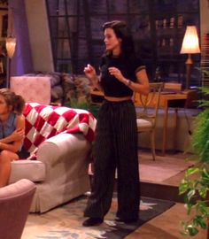 Monica Friends Outfits 90s, Friends Show Outfits Monica, Monica Green Outfits, Monica Geller Fall Outfits, Monica Outfits 90s, Classic Fashion Aesthetic, Rachel Style Friends 90s Outfit, Friends Fashion Monica, Monica Style Friends