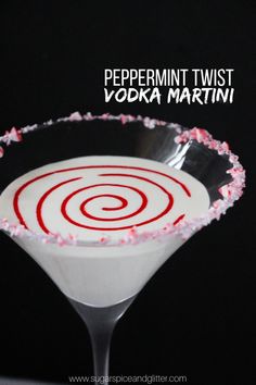 Peppermint Martini Recipe, Baileys Fudge, Peppermint Vodka, Christmas Party Menu, Peppermint Martini, Christmas Drinks Alcohol Recipes, Christmas Drinks Alcohol, Vodka Cocktails Recipes, Vodka Cocktail