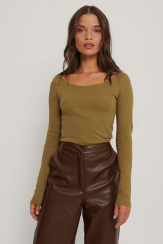 Ribbed Shoulder Detail Top Green | na-kd.com Warm Red, Business Outfit, Jeans Rock, Boat Neckline, Jersey Top, Soft Material, Leather Skirt, Olive Green