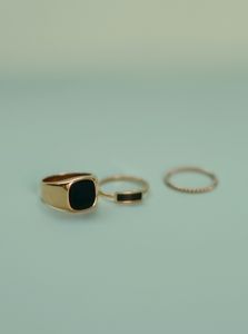 Mens Index Finger Ring, Black Onyx Ring Men, Academia Jewelry, Stone Ring Men, Stone Rings For Men, Mens Wedding Rings Gold, Onyx Ring Men, Band Ideas, Ring Inspo