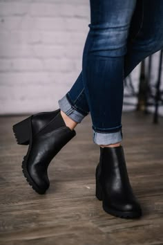 Winter Wedding Outfits, Boots Outfit Ankle, Fashion Shoes Heels, Shoes Outfit Fashion, Classy Shoes, Practice Outfits, Black Ankle Booties, Adidas Outfit, Ankle Bootie