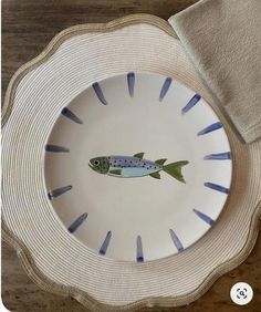 Painted Dinner Plates, Pottery Painting Ideas Serving Dish, Ceramic Art Painting Ideas Plate, Ceramic Painting Fish, Funny Pottery Ideas, Paint Your Own Plate, Pottery Glaze Designs, Fish Ceramics Pottery, Painted Ceramic Plate