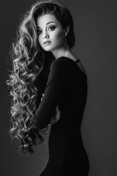 Longs cheveux bouclés - Coiffure cheveux bouclés 2019 : les coupes qui frisent la perfection Fotografi Vintage, Beautiful Long Hair, Hair Envy, Dream Hair, Long Curly Hair, Long Curly, Great Hair, Big Hair