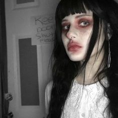 Pale Halloween Makeup, Subtle Zombie Makeup, Dead People Makeup, Halloween Makeup Dead Girl, Crazy Person Makeup, Posessed Makeup Halloween, Horror Girl Makeup, Zombie Makeup Aesthetic, Sick Looking Makeup