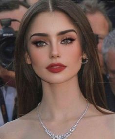 Makeup Looks Red Carpet, Deep Red Lipstick Makeup Look, Business Women Makeup, Dark Red Dress Makeup, Cocktail Party Makeup Classy, Makeup For Red Dress Formal Brown Eyes, Burgundy Lip Makeup Look, Red Dress Makeup Brunette, Prom Makeup For Brown Eyes Red Dress