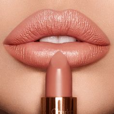 Moisturizing nude-toned peach lipstick Best Peachy Pink Lipstick, Lip Model, Nude Pink Lipstick, Gloss Lips, Raspberry Lips, Peach Lipstick, Hot Pink Lips, Lipstick Kit, Hydrating Lipstick