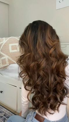 Curly Light Brown Hair, Pelo Cafe, Rambut Brunette, Light Curls, Hair Colorful, Trendy Hairstyle, Long Brown Hair, Big Chop, Long Wavy Hair