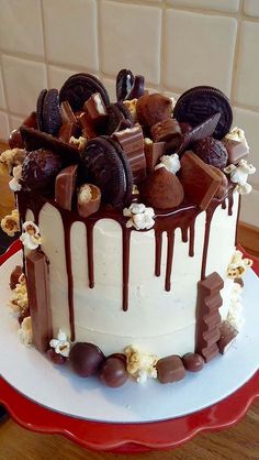 there is a cake with chocolate and cookies on it