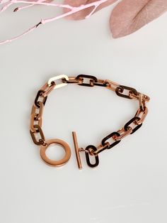 Discover our exquisite stainless steel bracelet with a chunky link chain and elegant toggle clasp in gold! With a size of approx. 6.4 mm and a length of 18 cm, this bracelet is not only a stylish accessory, but also a statement of your personality. Perfect for everyday wear or special occasions, it offers a robust construction and a secure clasp. Made from high-quality stainless steel, it combines durability with timeless elegance. Get this unique piece of jewelry now and add the finishing touch Robust Design, Body Jewellery, Toggle Clasp, Steel Bracelet, Stylish Accessories, Stainless Steel Bracelet, Link Chain, Arm Band, Body Jewelry