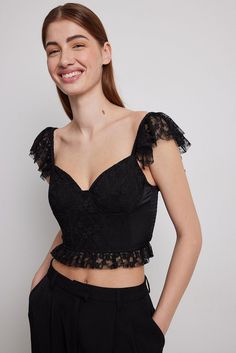 This top is made of lace and satin and features underwired cups, a corset design, frilled shoulder straps in lace, a smocked back and a frilled bottom hem edge in lace. Corset Top Black, Frill Shirt, Corset Design, Black Sleeveless Top, Sleeveless Tops, Lace Sleeves, Na Kd, Corset Top, No Frills