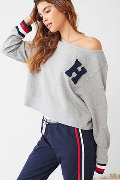 instagram: morganvanderwier #tommy #hilfiger #sweater #blue #red #grey Winter T Shirts, Tommy Hilfiger Outfit, Tommy Hilfiger Sweater, Cropped Sweatshirt, Look Vintage, Crop Sweatshirt, Comfy Outfits, Womens Fashion Casual, Classy Outfits