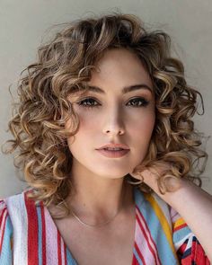 Curly Hair White Girl, Quick Curly Hairstyles, Bob Haircut Curly, Short Curly Haircuts, Natural Hair Styles Easy, Short Wavy Hair, Curly Hair With Bangs, Penteado Cabelo Curto