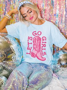 Get ready to round up your girls for a Nashville bachelorette party with these Comfort Colors "Let's Go Girls" shirts. Featuring a Western-inspired cowgirl boots design, these shirts are perfect for country concerts, the rodeo, and any other festivities you have planned, making them a great gift for the bride-to-be or any of her squad. Printed on Comfort Colors Tee. ****PLEASE NOTE**** This is a standard unisex size Comfort Colors Tee. For an oversized tee, size up. If you are looking for an ove Lets Go Girls Shirt, Cowgirl Bachelorette Shirts, Girl Cowboy Boots, Nashville Bachelorette Party, Cowgirl Bachelorette, Nashville Bachelorette, Cowgirl Birthday Party, Music Tees, Cowgirl Birthday