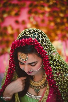 Beautiful floral chaddar and dupatta for a chudda ceremony or wedding day| WedMeGood|#wedmegood #indianweddings #florals #floralchaddar #floraldupatta Flower Jewellery For Haldi, Bridal Ornaments, Fresh Flower Jewelry, Wedding Flower Jewelry, Desi Wedding Decor, Bride Floral, Real Flower Jewelry, Mehendi Design, Indian Wedding Photography